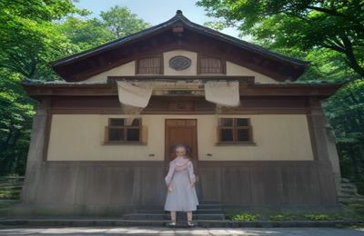 日常场景母子装穿搭——妈妈与宝宝穿着棉麻亲子套装在公园草坪上玩耍